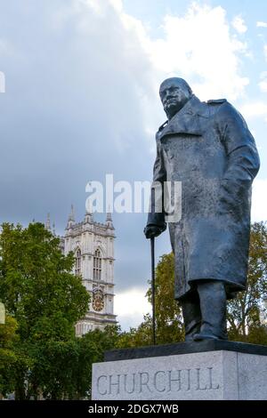 Europa, Regno Unito, Inghilterra, Londra, Westminster, Parliament Square, statua di Winston Churchill, primo ministro britannico nella seconda guerra mondiale, arte pubblica, scultura Foto Stock