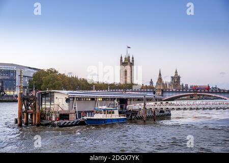 Molo di Lambeth, Albert Embankment, fiume Tamigi, ormeggio utilizzato da crociere Tamigi e crociere Tidal, Lambeth Bridge, autobus rosso di Londra, Houses of Parliament Foto Stock