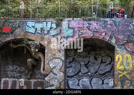 Londra, Crouch Hill, Parkland Walk Nature Reserve & Sinc tra Highgate e Finsbury Park., scultura Spriggan (Green Man) di Marilyn Collins, sentiero Foto Stock