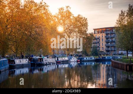 Case galleggianti sul canale di Lea Valley e immobili residenziali a Hackney, Londra, Regno Unito Foto Stock