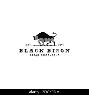Silhouette bisonte con tipografia d'epoca per il logo Steak Restaurant Illustrazione Vettoriale