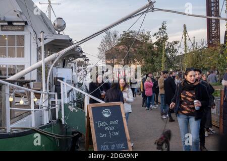 La gente del posto beve sul sentiero del fiume Lea vicino alla Loughborough University London, houseboat Bars, Capital Ring Path, Hackney, Londra, Regno Unito Foto Stock