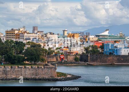 Old San Juan, Puerto Rico paesaggio urbano sull'acqua nei Caraibi. Foto Stock