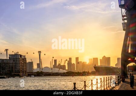 Londra, Newham, Royal Victoria Docks, skyline del quartiere finanziario di Docklands, arena O2, edifici commerciali, tramonto Foto Stock