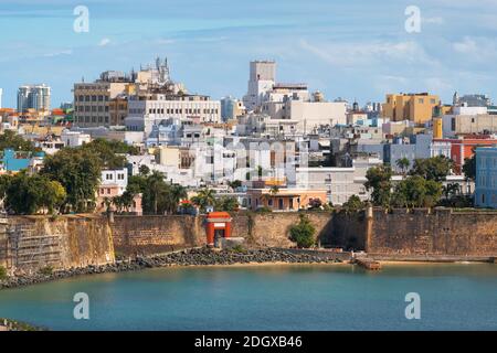 Old San Juan, Puerto Rico paesaggio urbano sull'acqua nei Caraibi. Foto Stock