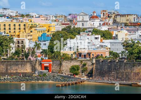 Old San Juan, Puerto Rico paesaggio urbano sull'acqua nei Caraibi. Foto Stock