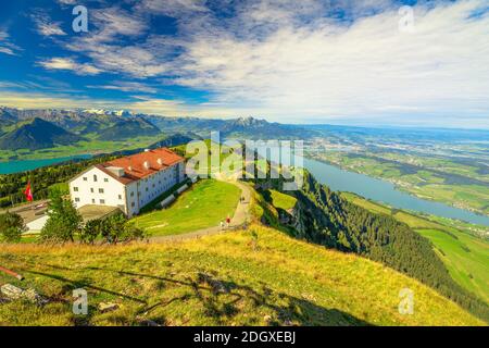 Viste panoramiche lungo il sentiero intorno a Rigi Kulm, la vetta più alta del Monte Rigi oltre 13 laghi e cime delle Alpi svizzere. Cantone di Lucerna, Centrale Foto Stock