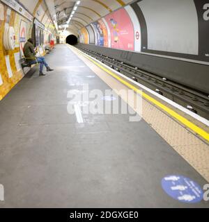 Londra, Inghilterra, Regno Unito. Stazione della metropolitana Covent Garden, piattaforma, durante la pandemia COVID, dicembre 2020 Foto Stock