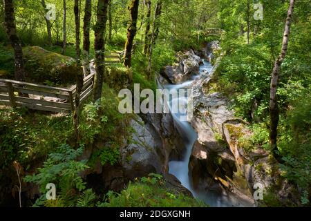 Les Oulles du Diables torrente. Torrente di montagna nella Valgaudemar Valley in estate. Parco Nazionale di Ecrins, Alte Alpi, Alpi francesi, Francia Foto Stock