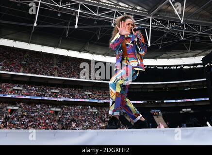 Ella Eyre si esibisce sul palco durante il Summertime Ball della capitale. Le più grandi star del mondo si esibiscono dal vivo per 80,000 ascoltatori di capitale allo stadio Wembley, durante la più grande festa estiva del Regno Unito. Il credito di immagine dovrebbe leggere: Doug Peters/EMPICS Foto Stock