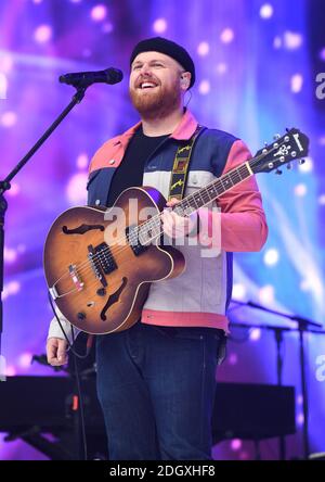 Tom Walker si esibisce sul palco durante il Summertime Ball della capitale. Le più grandi star del mondo si esibiscono dal vivo per 80,000 ascoltatori di capitale allo stadio Wembley, durante la più grande festa estiva del Regno Unito. Il credito di immagine dovrebbe leggere: Doug Peters/EMPICS Foto Stock