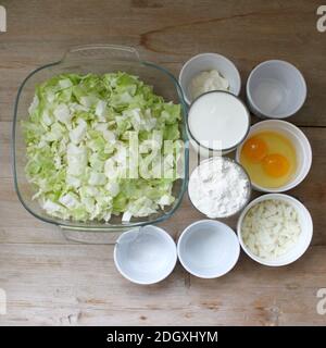 Preparazione della torta di cavolo ingredienti alimentari di ricetta passo-passo su sfondo tavola di legno Foto Stock