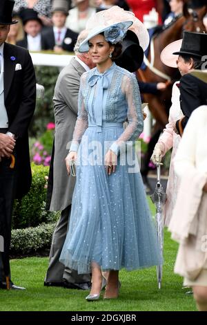 La Duchessa di Cambridge che arriva durante il giorno uno di Ascot reale all'Ippodromo di Ascot. Foto Stock