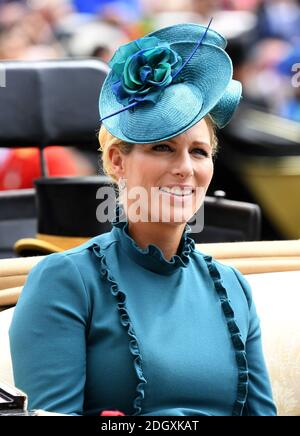 Zara Tindall arriva in carrozza durante il Ladies Day of Royal Ascot all'ippodromo di Ascot. Il credito immagine dovrebbe essere: Doug Peters/EMPICS Foto Stock