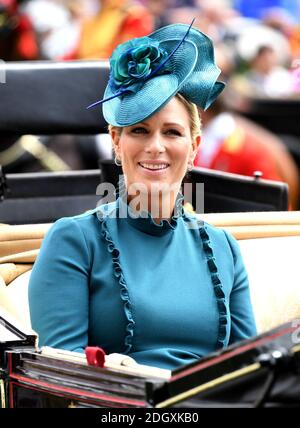 Zara Tindall arriva in carrozza durante il Ladies Day of Royal Ascot all'ippodromo di Ascot. Il credito immagine dovrebbe essere: Doug Peters/EMPICS Foto Stock