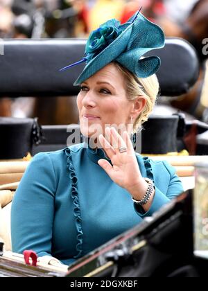 Zara Tindall arriva in carrozza durante il Ladies Day of Royal Ascot all'ippodromo di Ascot. Il credito immagine dovrebbe essere: Doug Peters/EMPICS Foto Stock