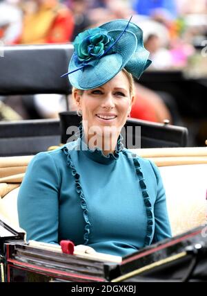 Zara Tindall arriva in carrozza durante il Ladies Day of Royal Ascot all'ippodromo di Ascot. Il credito immagine dovrebbe essere: Doug Peters/EMPICS Foto Stock