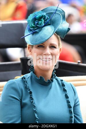 Zara Tindall arriva in carrozza durante il Ladies Day of Royal Ascot all'ippodromo di Ascot. Il credito immagine dovrebbe essere: Doug Peters/EMPICS Foto Stock