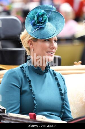 Zara Tindall arriva in carrozza durante il Ladies Day of Royal Ascot all'ippodromo di Ascot. Il credito immagine dovrebbe essere: Doug Peters/EMPICS Foto Stock