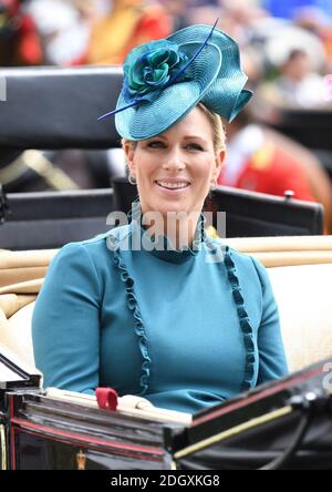 Zara Tindall arriva in carrozza durante il Ladies Day of Royal Ascot all'ippodromo di Ascot. Il credito immagine dovrebbe essere: Doug Peters/EMPICS Foto Stock