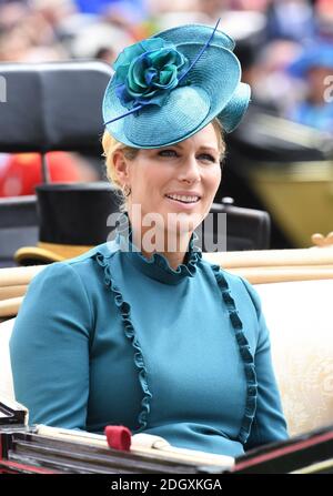 Zara Tindall arriva in carrozza durante il Ladies Day of Royal Ascot all'ippodromo di Ascot. Il credito immagine dovrebbe essere: Doug Peters/EMPICS Foto Stock