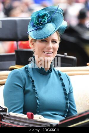 Zara Tindall arriva in carrozza durante il Ladies Day of Royal Ascot all'ippodromo di Ascot. Il credito immagine dovrebbe essere: Doug Peters/EMPICS Foto Stock