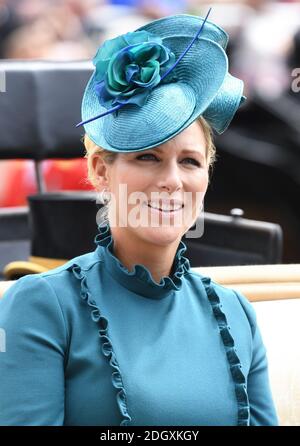 Zara Tindall arriva in carrozza durante il Ladies Day of Royal Ascot all'ippodromo di Ascot. Il credito immagine dovrebbe essere: Doug Peters/EMPICS Foto Stock