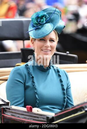 Zara Tindall arriva in carrozza durante il Ladies Day of Royal Ascot all'ippodromo di Ascot. Il credito immagine dovrebbe essere: Doug Peters/EMPICS Foto Stock