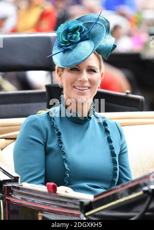 Zara Tindall arriva in carrozza durante il Ladies Day of Royal Ascot all'ippodromo di Ascot. Il credito immagine dovrebbe essere: Doug Peters/EMPICS Foto Stock