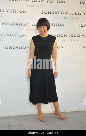 --FILE--Angelica Cheung, conosciuto anche in cinese come Zhang Yu, si presenta in abito nero in una mostra tenuta da Louis Vuitton a Pechino, Cina, il 19 giugno Foto Stock