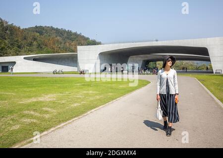 Una donna in viaggio cammina al centro visitatori di Xiangshan Foto Stock