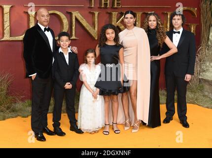 VIN Diesel, moglie Paloma Jimenez e famiglia alla prima europea del Re Leone, Odeon Cinema, Leicester Square, Londra. Il credito fotografico dovrebbe essere: Doug Peters/EMPICS Foto Stock