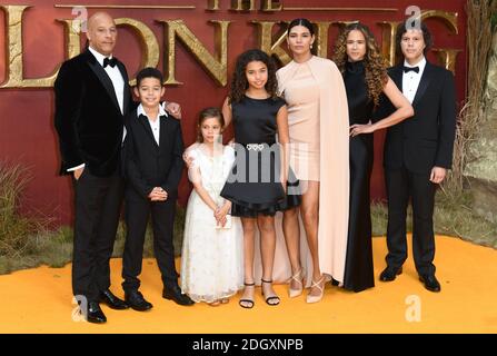 VIN Diesel, moglie Paloma Jimenez e famiglia alla prima europea del Re Leone, Odeon Cinema, Leicester Square, Londra. Il credito fotografico dovrebbe essere: Doug Peters/EMPICS Foto Stock