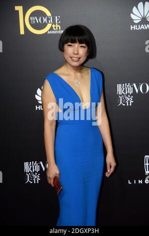--FILE--Angelica Cheung, conosciuto anche in cinese come Zhang Yu, si presenta in abito blu al tappeto rosso della cerimonia del decimo anniversario di Vogue Cina i Foto Stock