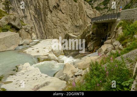 Fiume Reuss al ponte del Diavolo sul passo di San Gottardo nelle alpi svizzere Foto Stock