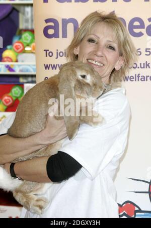 Ingrid Tarrant, celebrità patrono del Rabbit Welfare Fund, lancia Pasqua ad Hamleys a Londra il 4 aprile 2007. Foto Stock