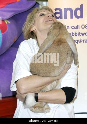 Ingrid Tarrant, celebrità patrono del Rabbit Welfare Fund, lancia Pasqua ad Hamleys a Londra il 4 aprile 2007. Foto Stock