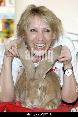 Ingrid Tarrant, celebrità patrono del Rabbit Welfare Fund, lancia Pasqua ad Hamleys a Londra il 4 aprile 2007. Foto Stock