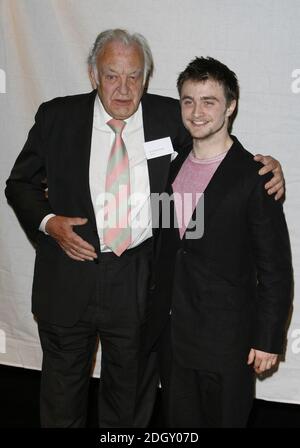 Sir Donald Sinden (a sinistra) e Daniel Radcliffe durante una fotocellula allo Str Theatre Book Prize presso il Theatre Museum di Covent Garden, nel centro di Londra, il 12 aprile 2007. Foto Stock