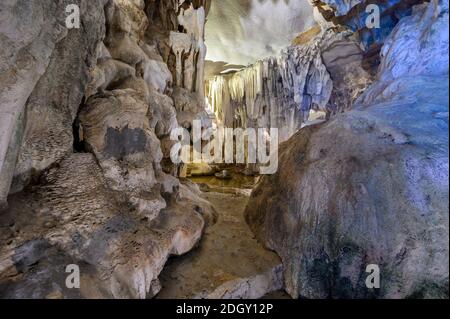 La grotta Trinh Nu Virgin a Halong Bay, Vietnam Foto Stock