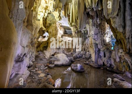 La grotta Trinh Nu Virgin a Halong Bay, Vietnam Foto Stock