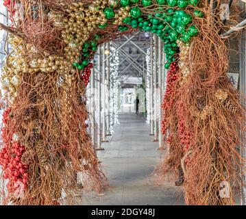 Decorazioni natalizie su un ponteggio sul lato della passeggiata 57th Street a New York Foto Stock