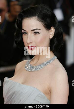 Dita von Teese in arrivo per la prima di Oceans 13, tenuto al Palais De Festival di Cannes. Parte del 60° Festival del Cinema di Cannes. Foto Stock