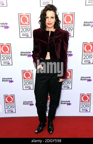 Anna Calvi durante il Q Awards 2019 al Roundhouse, Londra. Foto Stock