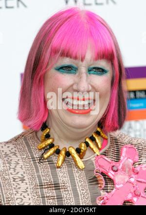 Zandra Rhodes arriva alla Graduate Fashion Week 2007, Battersea Park Events Arena, Battersea Park, Londra. Foto Stock