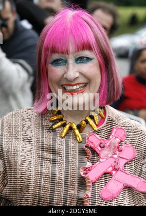 Zandra Rhodes arriva alla Graduate Fashion Week 2007, Battersea Park Events Arena, Battersea Park, Londra. Foto Stock