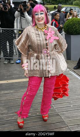 Zandra Rhodes arriva alla Graduate Fashion Week 2007, Battersea Park Events Arena, Battersea Park, Londra. Foto Stock