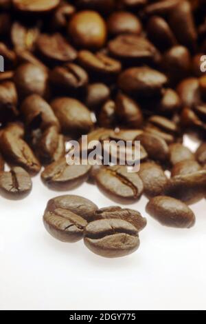 Chicchi di caffè arrosto su un tavolo Foto Stock