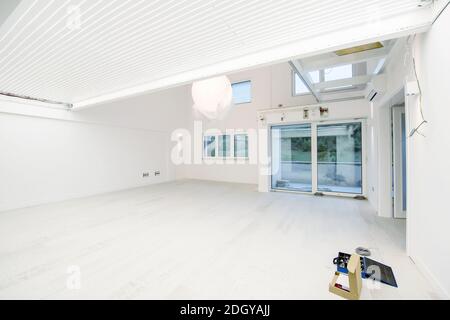 Interno di un elegante e moderno appartamento open space a due piani Foto Stock