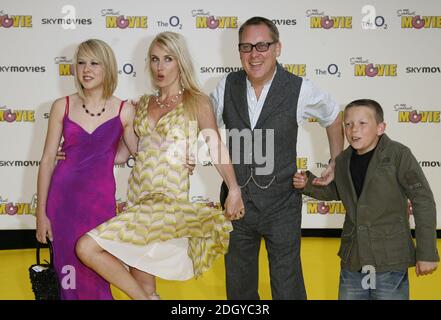 Nancy Sorrell, Vic Reeves e la famiglia arrivano per la prima britannica del film Simpson al Vue Cinema, l'Arena 02, Greenwich, Londra. Foto Stock